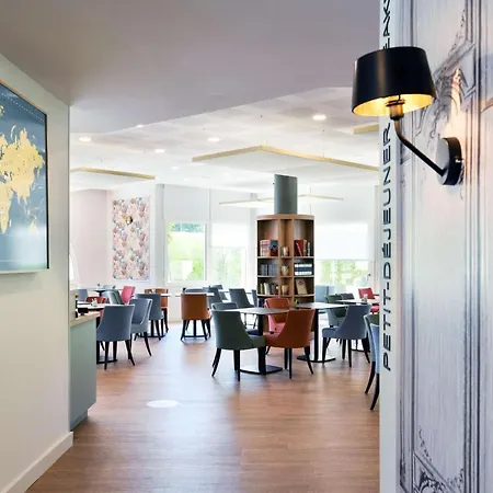 ホテル Jules Verne 4*