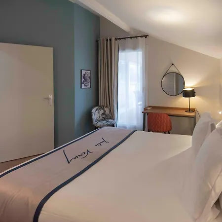 Jules Verne Hotel