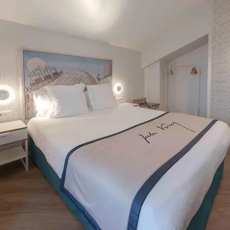 Jules Verne Hotel