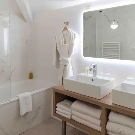 Jules Verne Hotel