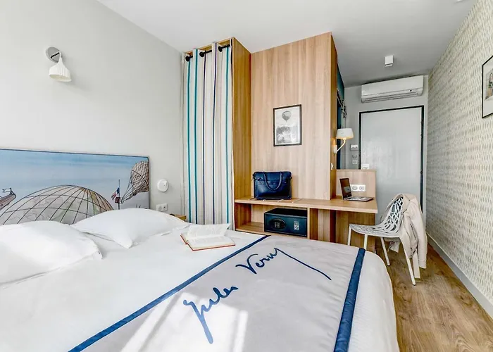 Отель Jules Verne 4*