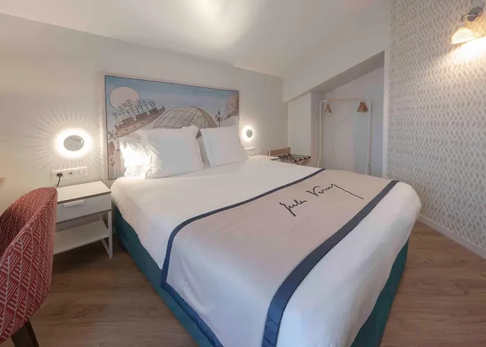 Jules Verne Hotel