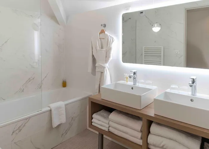 Jules Verne Hotel
